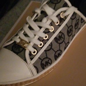MK SNEAKERS SIZE 11